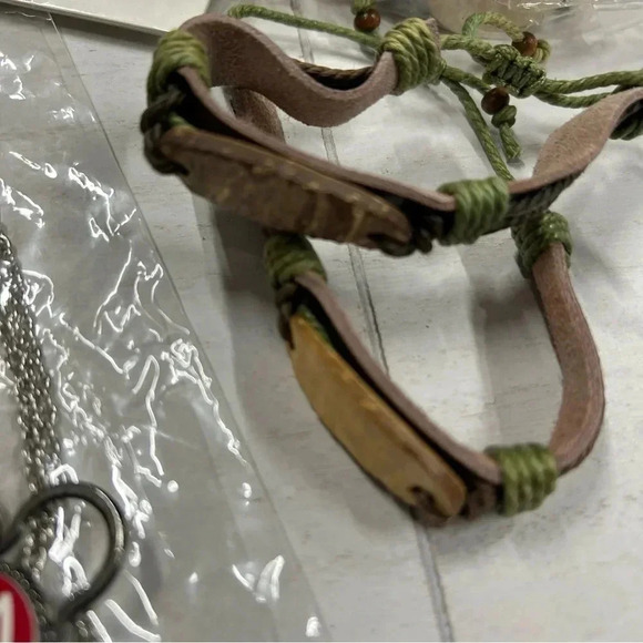 Lot of 23 pieces of Boutique Jewelry, necklaces, bracelets, charms, costume ring - Picture 8 of 13